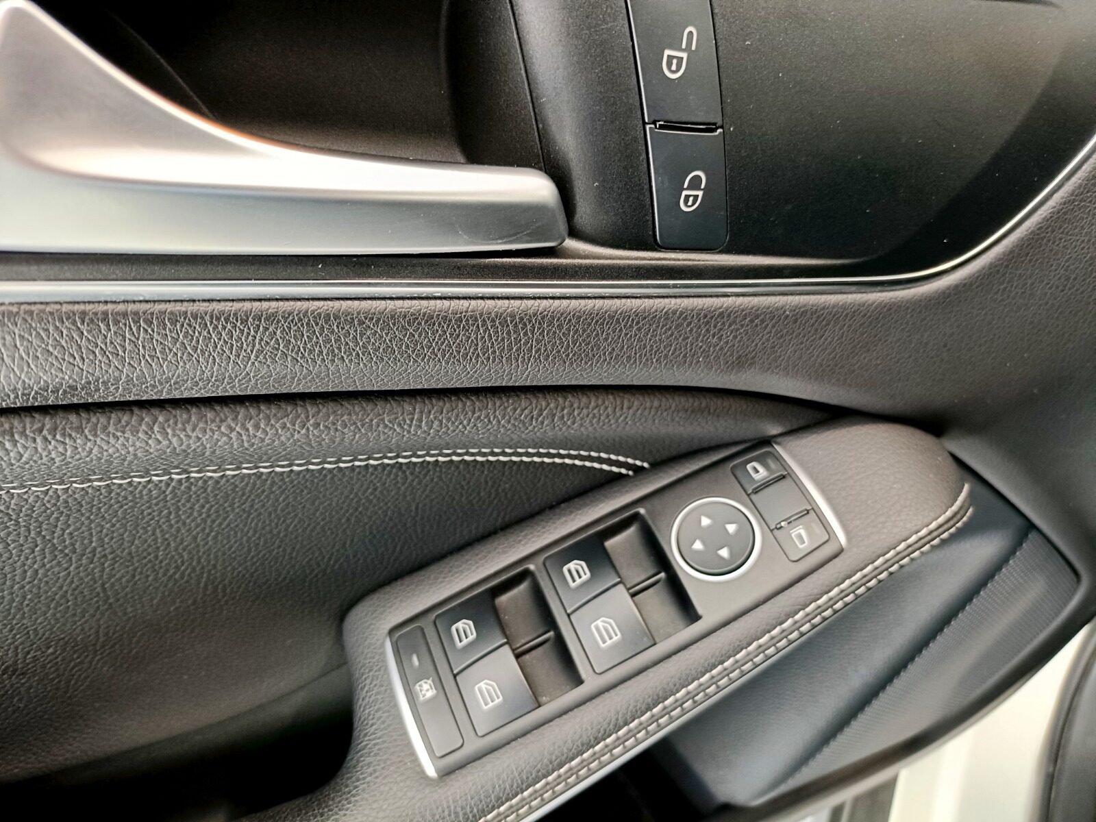 MERCEDES-BENZ GLA 200