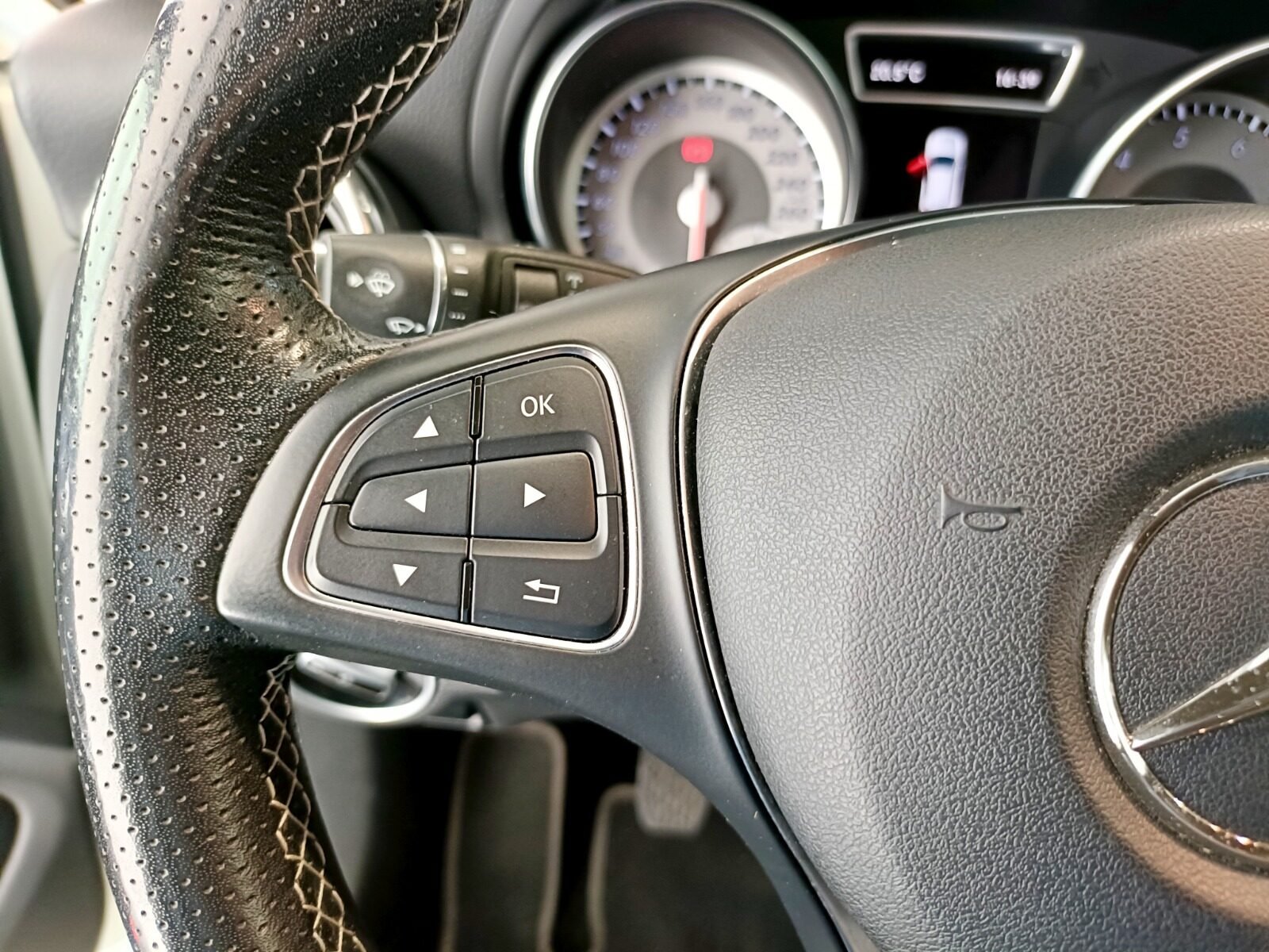 MERCEDES-BENZ GLA 200