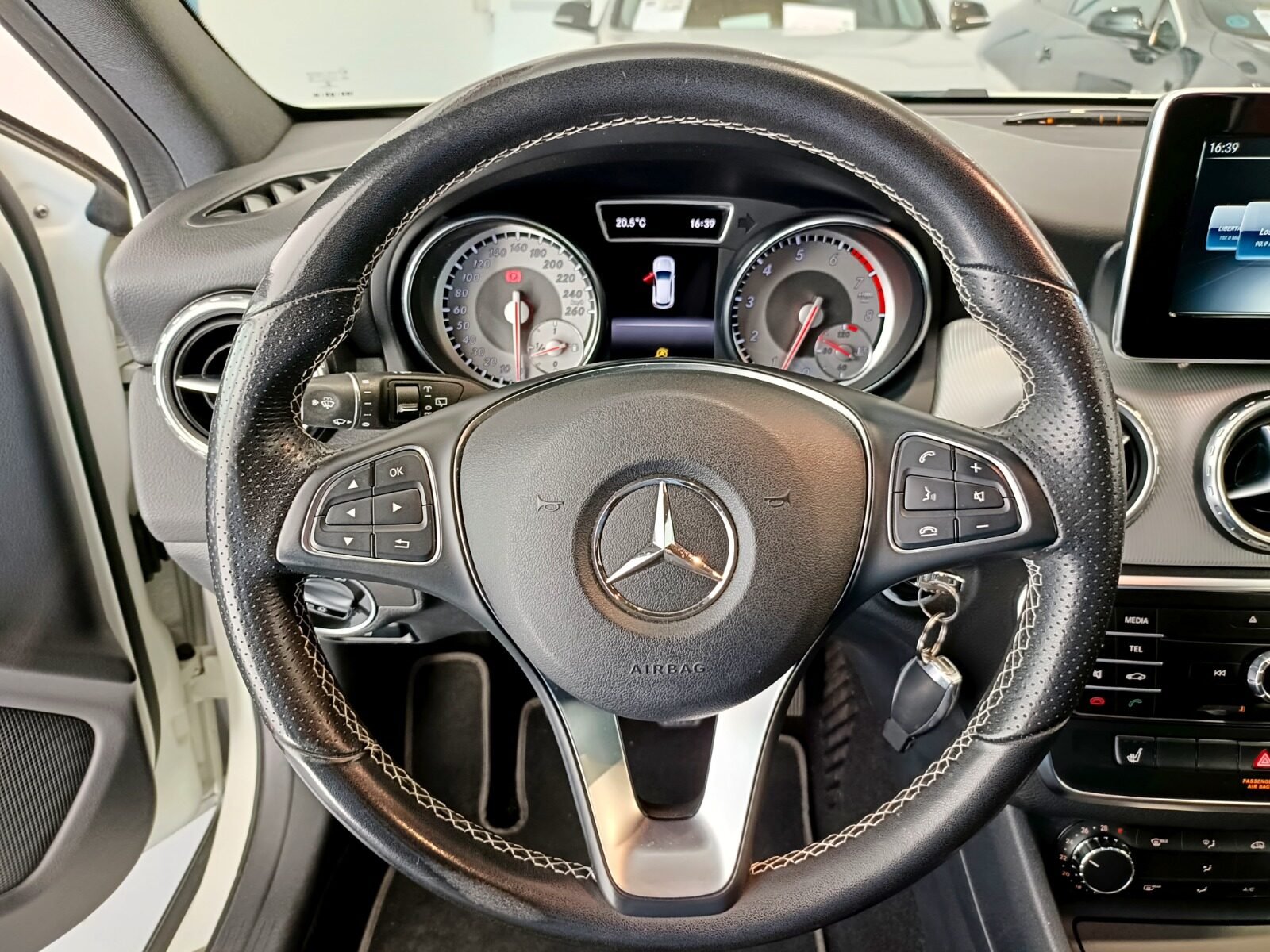 MERCEDES-BENZ GLA 200