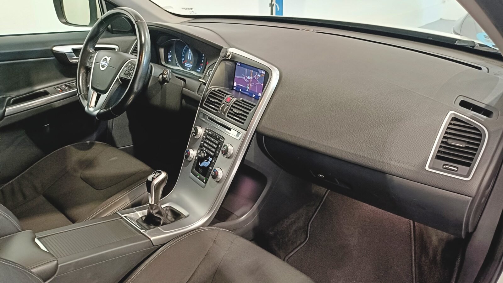 VOLVO XC 60 D4 MOMENTUM 190