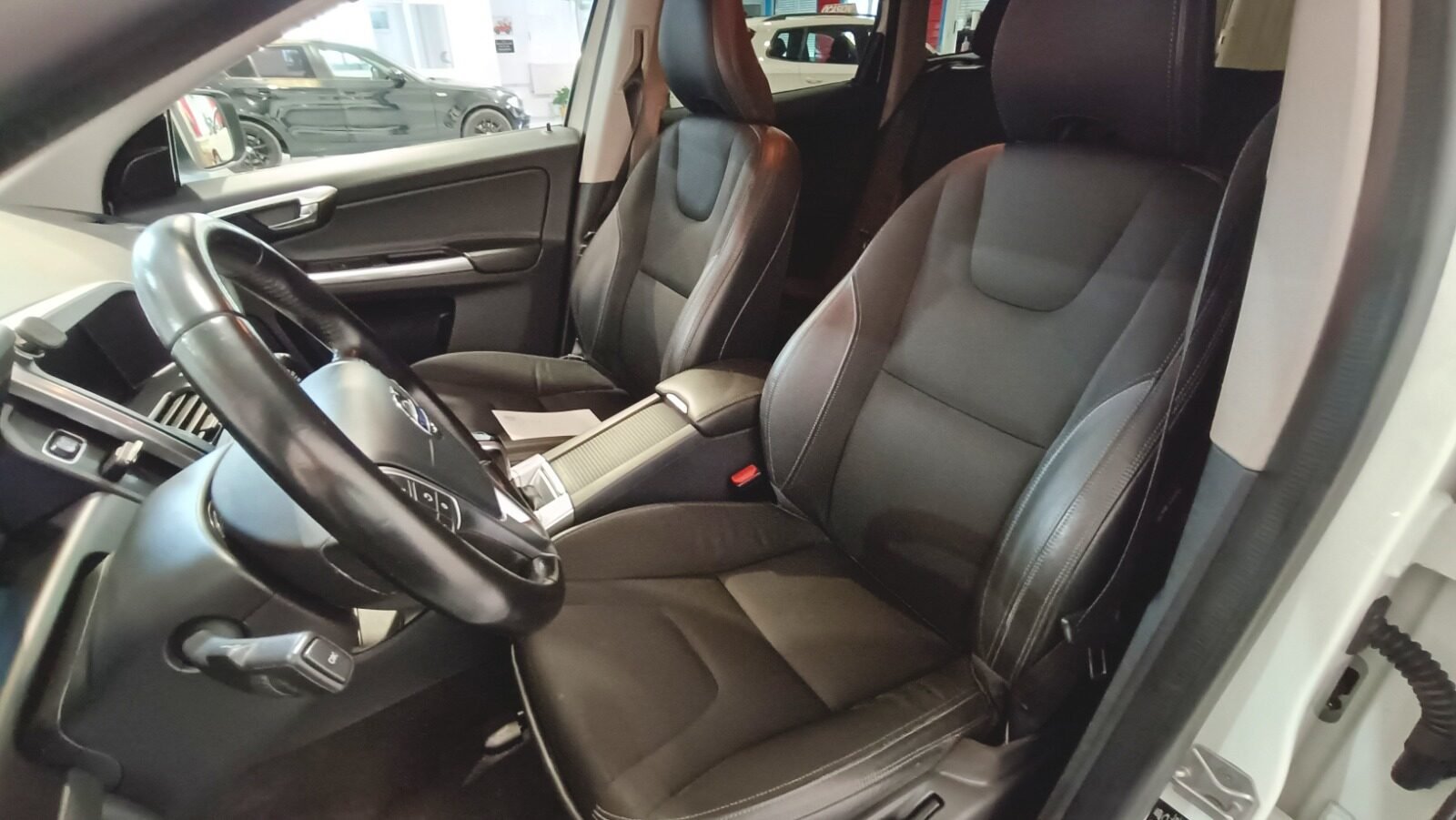 VOLVO XC 60 D4 MOMENTUM 190