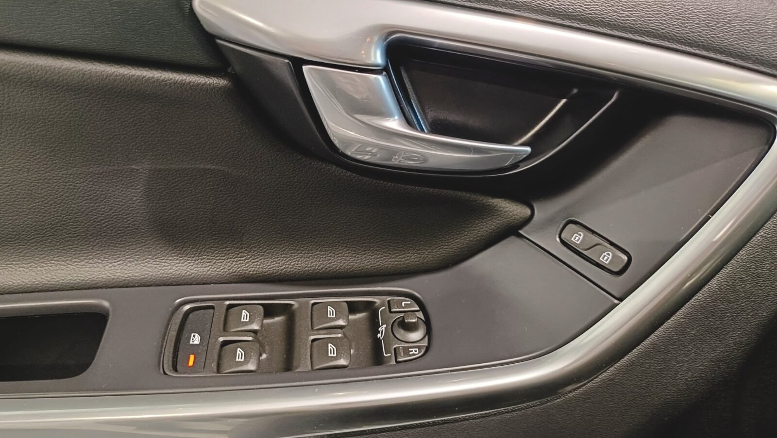 VOLVO XC 60 D4 MOMENTUM 190